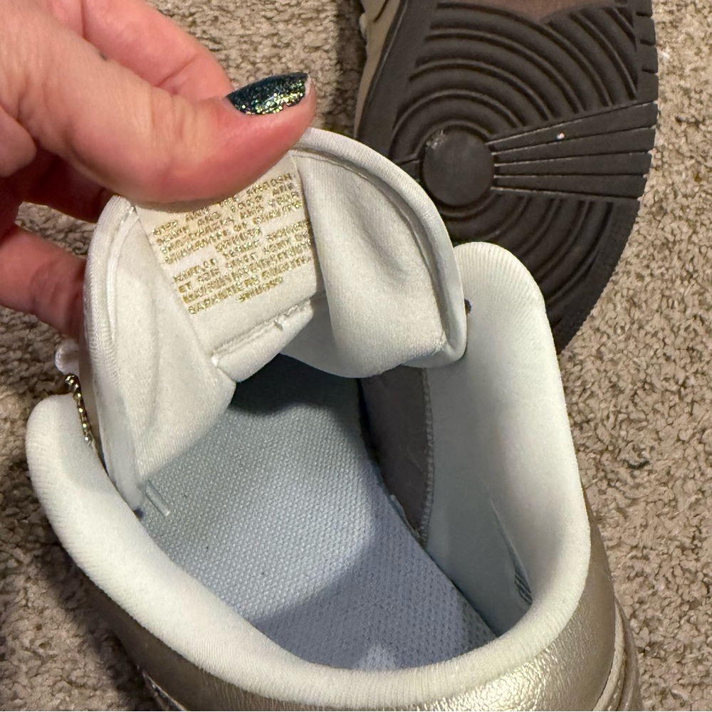 Air Jordan 1 Low SE Metallic Zinc - Picture 4 of 5